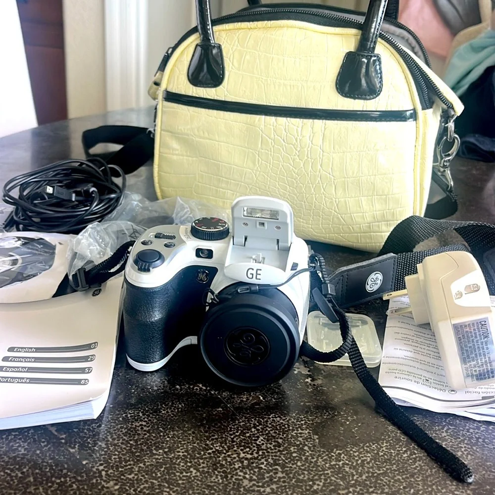 EUC GE white X500 16.0 megapixel digital camera with Carry bag and accessories